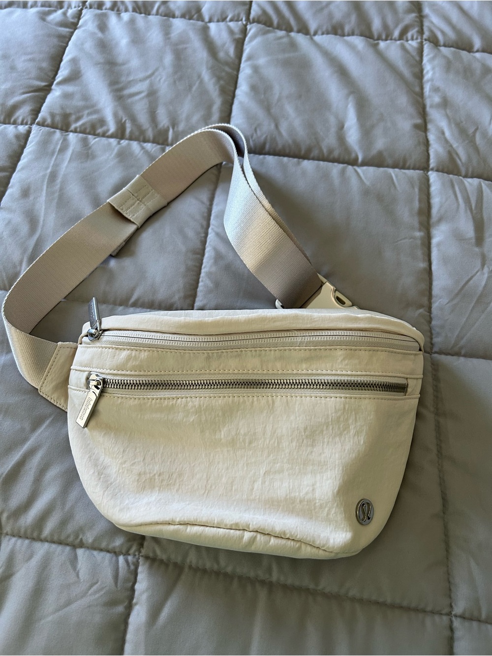 Lululemon Adventurer 2.5L raw linen
